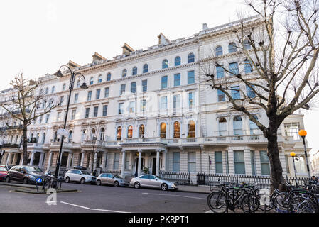 London, Großbritannien - 3. Januar 2018: Straße der alten klassischen weißen Gebäude mit Menschen zu Fuß und Autos und Fahrräder in London, England geparkt, U Stockfoto