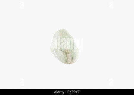 Jadeit rohen Stein aus Indien isoliert. Stockfoto