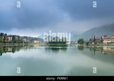 Sa Pa Town im frühen Morgennebel. Die schöne Reflexion Bilder im Zentrum von Sa Pa Town in den frühen Morgen. Stockfoto