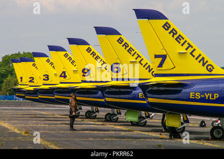 Breitling Jet Team Line up von L-39 Düsenflugzeuge mit Techniker blickend in Jet pipe. Aerovodochody Aero L-39 Albatros Jets. Inspektion. Auspuff Stockfoto