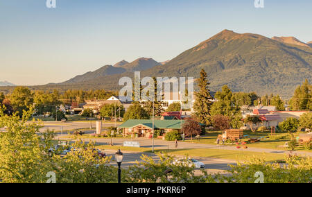 Palmer Fremdenverkehrsamt und einen Blick auf die Chugach Range im Sommer, Palmer, Alaska, USA. Stockfoto