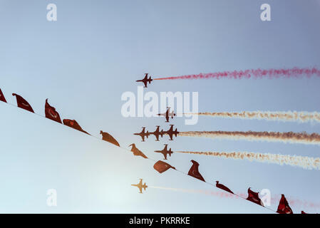 Izmir, Türkei - September 9, 2018. Solo Turk führt eine Air Show über Izmir Himmel am Tag der Unabhängigkeit Izmir. Stockfoto