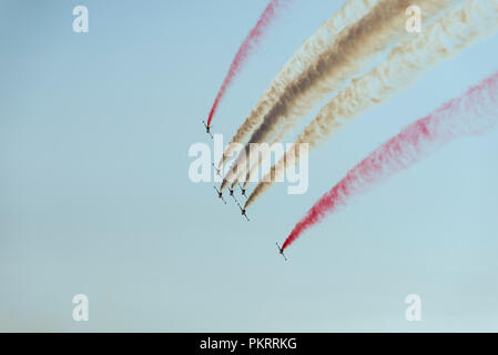 Izmir, Türkei - September 9, 2018. Solo Turk führt eine Air Show über Izmir Himmel am Tag der Unabhängigkeit Izmir. Stockfoto