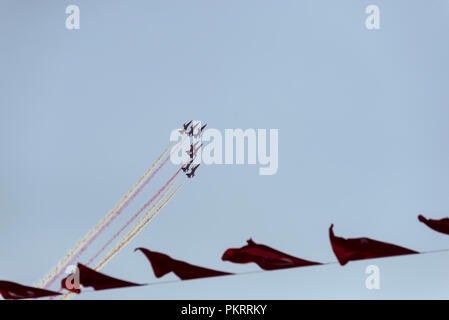 Izmir, Türkei - September 9, 2018. Solo Turk führt eine Air Show über Izmir Himmel am Tag der Unabhängigkeit Izmir. Stockfoto