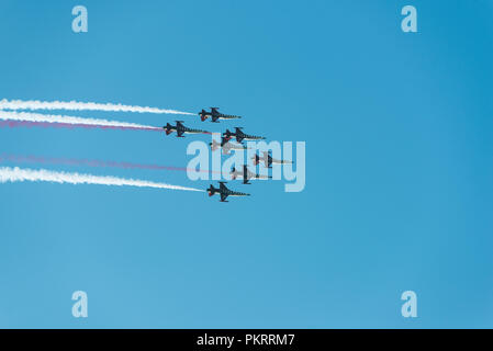 Izmir, Türkei - September 9, 2018. Solo Turk führt eine Air Show über Izmir Himmel am Tag der Unabhängigkeit Izmir. Stockfoto