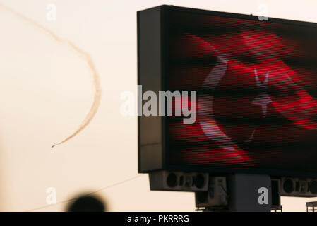 Izmir, Türkei - September 9, 2018. Solo Turk führt eine Air Show über Izmir Himmel am Tag der Unabhängigkeit Izmir. Stockfoto