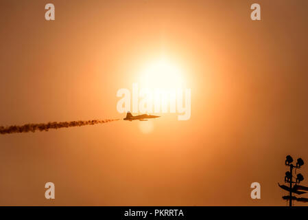 Izmir, Türkei - September 9, 2018. Solo Turk führt eine Air Show über Izmir Himmel am Tag der Unabhängigkeit Izmir. Stockfoto