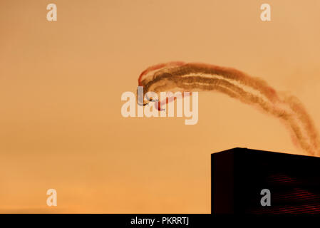 Izmir, Türkei - September 9, 2018. Solo Turk führt eine Air Show über Izmir Himmel am Tag der Unabhängigkeit Izmir. Stockfoto