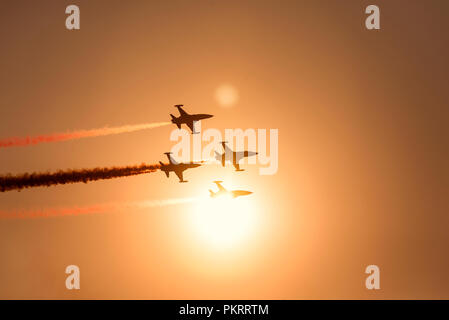 Izmir, Türkei - September 9, 2018. Solo Turk führt eine Air Show über Izmir Himmel am Tag der Unabhängigkeit Izmir. Stockfoto