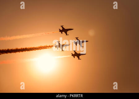 Izmir, Türkei - September 9, 2018. Solo Turk führt eine Air Show über Izmir Himmel am Tag der Unabhängigkeit Izmir. Stockfoto