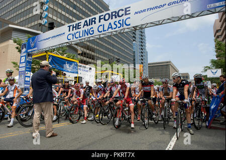 Die mens pro Feld an der Luftwaffe Radfahren Classic am 13. Mai 2010 in Arlington, Virginia. Stockfoto