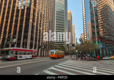 Verschieben von Bus und Trolleys auf der Market Street am frühen Sonntag Morgen in San Francisco, Kalifornien, USA. Stockfoto