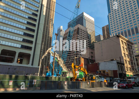 Wegen Bauarbeiten für ein neues Hochhaus auf Mission Street in San Francisco, Kalifornien, USA. Stockfoto