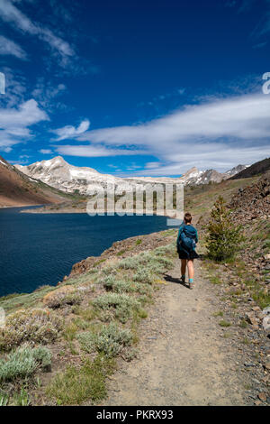 Frau Wanderer auf den Spuren der Satteltasche See in der östlichen Sierra Nevada Bergen in Kalifornien backcountry Stockfoto