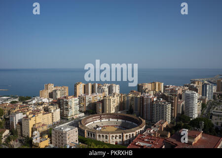 Luftaufnahme von Malagueta Bezirk und La Malagueta Stierkampfarena in Málaga, Spanien, Europa an einem hellen Sommertag mit blauem Himmel Stockfoto