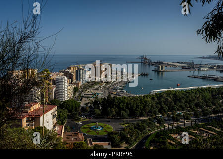 Luftaufnahme von Malagueta Bezirk und La Malagueta Hafen in Malaga, Spanien, Europa an einem hellen Sommertag mit blauem Himmel Stockfoto