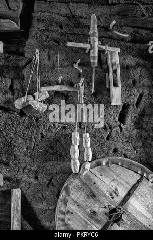 Vikiing Tools hängen an der Wand im Inneren rekonstruiert sod Gebäude in L'Anse aux Meadows, Neufundland Stockfoto