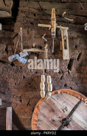 Vikiing Tools hängen an der Wand im Inneren rekonstruiert sod Gebäude in L'Anse aux Meadows, Neufundland Stockfoto