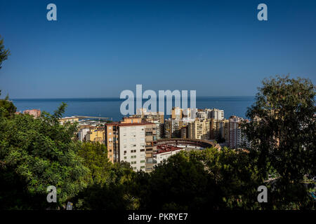 Luftaufnahme von Malagueta Bezirk und La Malagueta Stierkampfarena in Málaga, Spanien, Europa an einem hellen Sommertag mit blauem Himmel Stockfoto