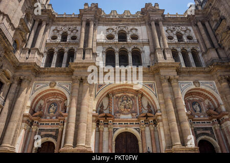 Barock Design der Türen für die Kathedrale von Malaga in Malaga, Andalusien, Spanien, Europa an einem hellen Sommertag Stockfoto