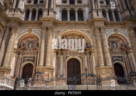 Barock Design der Türen für die Kathedrale von Malaga in Malaga, Andalusien, Spanien, Europa an einem hellen Sommertag Stockfoto