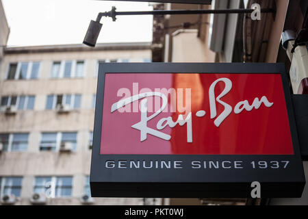 Belgrad, SERBIEN - 14. SEPTEMBER 2018: Ray Ban-Logo auf ihren wichtigsten Einzelhändler in Belgrad. Ray Ban ist eine italienische Marke von Sonnenbrillen und Brillen sprea Stockfoto