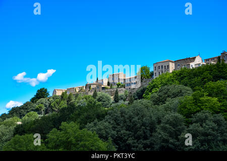 Blick auf das Bergdorf von Menerbes im Luberon Region Provence, Frankreich Stockfoto