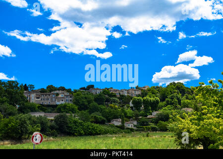 Blick auf das Bergdorf von Menerbes im Luberon Region Provence, Frankreich Stockfoto