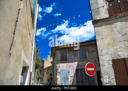 Straßen, Geschäfte, und die Architektur des Dorfes Ménerbes im Luberon, Provence, Frankreich Stockfoto