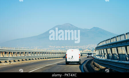Minivan auf der Straße in Italien an den Vesuv Berg Stockfoto