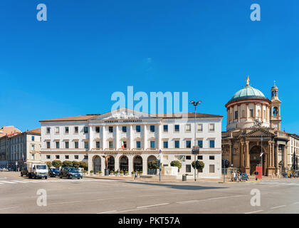 Bergamo, Italien - 22. August 2016: Credito Bergamasco und Santa Maria delle Grazie Kirche Immacolata auf Largo Porto Nuova in der unteren Stadt Bergamo in L Stockfoto