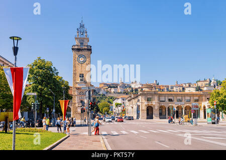 Bergamo, Italien - 22. August 2016: Memorial Tower und Porto Nuova Street in der unteren Stadt in der unteren Stadt Bergamo in der Lombardei in Italien Stockfoto