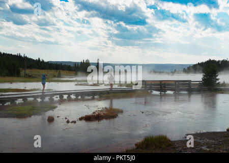 Landschaft im Yellowstone National Park Warrior See und Touristen Aufnehmen von Bildern Stockfoto