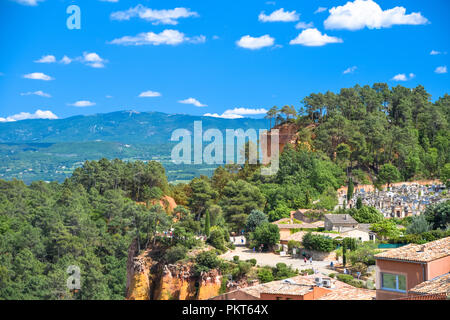 Blick auf das Dorf und die Landschaft von Roussillon in der Provence in Frankreich Stockfoto