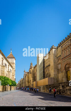 Foto von der Straße, die zum Eingang der Kirche, Moschee Mezquita de Córdoba, die Große Moschee von Córdoba, Moschee-kathedrale, La Mezquita Mezquita Stockfoto