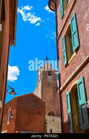 Die wichtigsten Bell und Uhrturm in der Mitte der ockerfarbenen Dorf Roussillon Vaucluse / Luberon, Provence, Frankreich Stockfoto