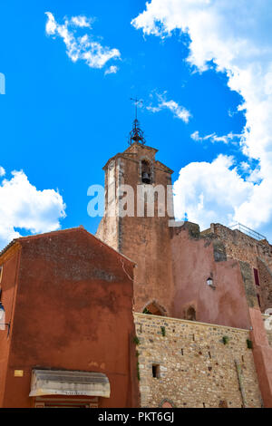 Die wichtigsten Bell und Uhrturm in der Mitte der ockerfarbenen Dorf Roussillon Vaucluse / Luberon, Provence, Frankreich Stockfoto