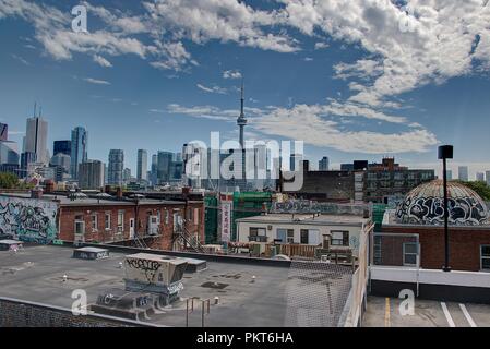 Panoramablick über die Innenstadt von Toronto mit seinen Wolkenkratzern und dem CN Tower im Hintergrund. Stockfoto