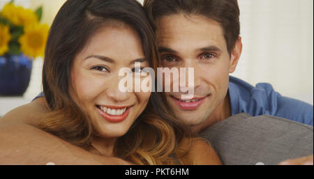 Portrait Of Happy Mixed Race Paar Stockfoto