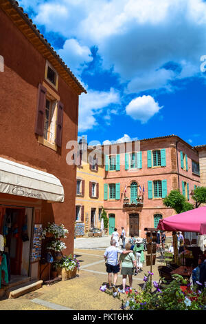 Blick auf das Dorf und die ockerfarbenen Straßen und Plätze im Dorf Roussillon im Vaucluse / Luberon, Provence, Frankreich Stockfoto