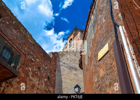 Die wichtigsten Bell und Uhrturm in der Mitte der ockerfarbenen Dorf Roussillon Vaucluse / Luberon, Provence, Frankreich Stockfoto