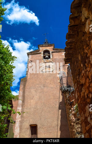 Die wichtigsten Bell und Uhrturm in der Mitte der ockerfarbenen Dorf Roussillon Vaucluse / Luberon, Provence, Frankreich Stockfoto