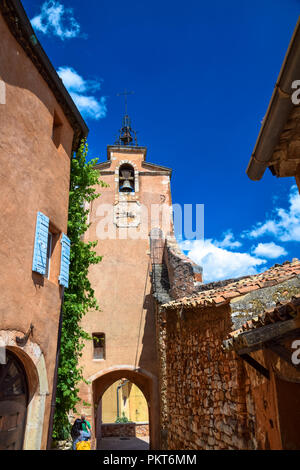 Die wichtigsten Bell und Uhrturm in der Mitte der ockerfarbenen Dorf Roussillon Vaucluse / Luberon, Provence, Frankreich Stockfoto