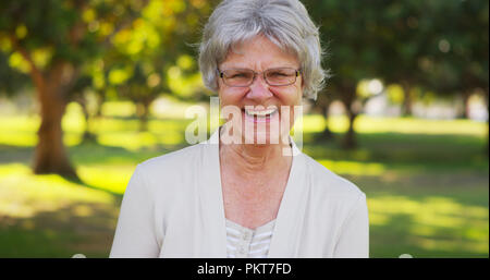 Ältere Frau küsse Blasen an Kamera Stockfoto