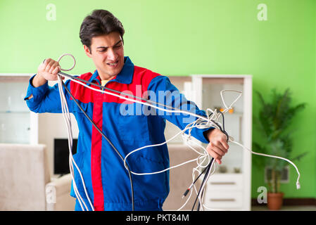 Elektriker Auftragnehmer mit Kabelsalat Stockfoto