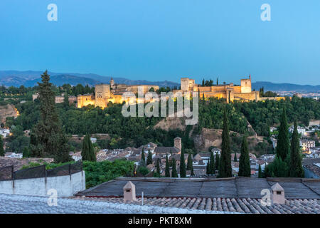 Die herrlichen Alhambra in Granada, Spanien. Alhambra Festung bei Sonnenuntergang von Mirador de San Nicolas gesehen. Stockfoto