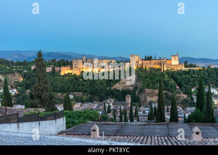 Die herrlichen Alhambra in Granada, Spanien. Alhambra Festung bei Sonnenuntergang von Mirador de San Nicolas gesehen. Stockfoto