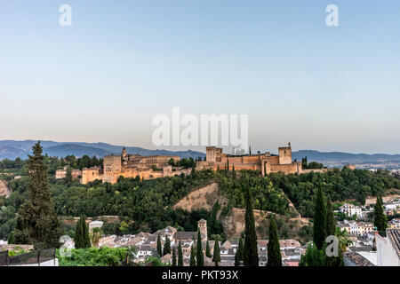 Die herrlichen Alhambra in Granada, Spanien. Alhambra Festung bei Sonnenuntergang von Mirador de San Nicolas gesehen. Stockfoto