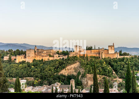 Die herrlichen Alhambra in Granada, Spanien. Alhambra Festung bei Sonnenuntergang von Mirador de San Nicolas gesehen. Stockfoto