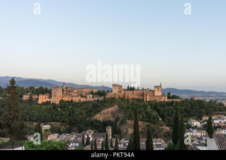 Die herrlichen Alhambra in Granada, Spanien. Alhambra Festung bei Sonnenuntergang von Mirador de San Nicolas gesehen. Stockfoto